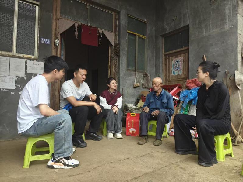 精准走访暖民心 博士筑梦助振兴——贵州大学“博士村长”实践队走访慰问陇塔村困难群众