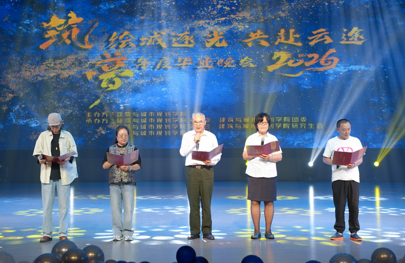 校关工委副秘书长陈文举为我院毕业生赋诗